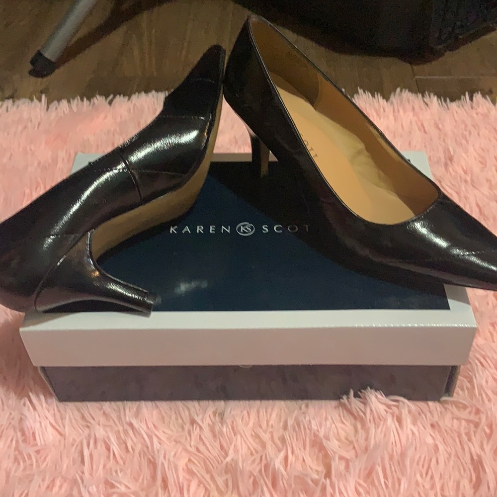 Simple black heel
